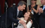 Mauricio Macri (g) et la vice-présidente d'Argentine Marta Gabriela Michetti se félicitent mutuellement lors de leur investiture à Buenos Aires le 10 décembre 2015