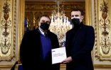 L'historien Benjamin Stora et Emmanuel Macron, lors de la remise du rapport sur la colonisation et la guerre d'Algérie, le 20 janvier 2021 à l'Elysée, à Paris