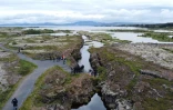 Vue aérienne de Silfra, avec la plateforme de plongée au premier plan, le 26 juillet 2022 à Thingvellir, en Islande