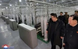 Photo non datée publiée par l'agence de presse officielle nord-coréenne Kcna via Kns, le 29 janvier 2025, du dirigeant nord-coréen Kim Jong-un (c) inspectant un site de production de matières nucléaires et un laboratoire d'armes nucléaires, dans un lieu non déterminé en Corée du Nord