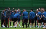Le sélectionneur de l'équipe d'Espagne Fernando Hierro (g) donne des instructions lors d'une séance d'entraînement, le 24 juin 2018 à Kaliningrad