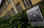 Une affiche montrant une opération de démolition sur la façade des Treptow Ateliers, le 20 juin 2019 à Berlin,