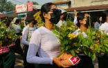 Photo prise et diffusée par Dawei Watch le 13 avril 2021 montrant des habitants de Dawei manifestant dans la rue, avec des pots de fleurs, contre le coup d'Etat militaire en Birmanie