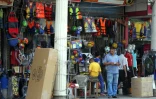 Des gilets de sauvetage à la devanture d'un magasin de sport le 13 septembre 2015 à Bagdad