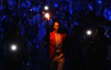 Le tennisman espagnol Rafael Nadal porte la flamme olympique lors de la cérémonie d'ouverture des JO à Paris, le 26 juillet 2024