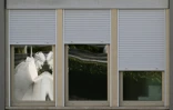 La statue de Jean-Paul II se reflète sur la fenêtre d'une chambre de l'hôpital Gemelli à Rome où le pape François est hospitalisé, le 2 mars 2025