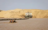 Vue de la plus grosse drague minière au monde utilisée par Eramet Grande Côte (EGC), filiale du groupe minier français Eramet, exploitant sur une concession de sable minéralisé des dunes du désert de Lompoul, dans le nord du Sénégal, le 11 février 2025