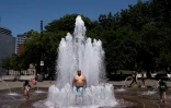 Un homme se rafraîchit dans une fontaine de Portland, dans l'Oregon, le 27 juin 2021