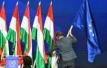 Le drapeau européen installé près de drapeaux hongrois, à Budapest, le 13 avril 2026