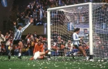 Le milieu argentin Mario Kempes (g) exulte après avoir inscrit un but contre les Pays-Bas en finale du Mondial, le 25 juin 1978  