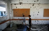 Deux enfants dans la salle d'une école gérée par l'ONU criblée d'éclats d'obus après un bombardement israélien dans le camp de réfugiés de Maghazi, dans le centre de la bande de Gaza, le 5 novembre 2023

Young boys stand in a shrapnel-pocked room inside a UN-run school in the refugee camp of Al-Maghazi in the central Gaza Strip, a day after at least 6 people were killed in a reported Israeli strike, on October 18, 2023. Dozens of people, including UNRWA staff, were wounded and the school suffered severe structural damage, the United Nations agency for Palestinian refugees said.