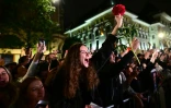 Des supporteurs du maire de Bucarest Nicusor Dan fêtent sa victoire à la présidentielle, le 18 mai 2025 à Bucarest