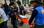 Les policiers et les secouristes transportent une personne blessée  à l'hôpital dans la ville de Bogo, province de Cebu, au centre des Philippines, le 1er octobre 2025, après qu'un puissant séisme