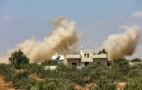 De la fumée causée par un bombardement de l'armée syrienne dans les environs d'al-Tamana, dans la province d'Idleb, le 6 septembre 2018.