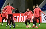 Les joueurs du FC Barcelone dont Lionel Messi à l'entraînement dans le stade de l'OL, à Décines-Charpieu près de Lyon, le 18 février 2019