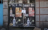 Devanture d'un bar prétendument fermé en raison de l'origine de ses propriétaires, Tigréens, à  Addis Abeba, en Éthiopie, le 21 octobre 2021