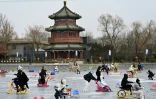 Des habitants sur le lac gelé de Houhai, le 26 janvier 2025 à Pékin