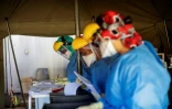 Des personnels soignants dans un centre de test au Covid-19, le 15 avril 2020 à Johannesburg, en Afrique du Sud