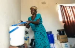 Josephine Ganye tient un sac d'aide alimentaire, le 28 janvier 2020 à Buhera, au Zimbabwe
