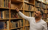 Rami Salameh, un restaurateur palestinien, montre des ouvrages de la bibliothèque Khalidi à Jérusalem-Est, le 17 juin 2023