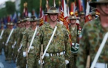 Des soldats australiens qui participeront au traditionnel défilé, répètent le 12 juillet 2016 sur les Champs Elysées à Paris 