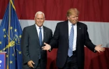 Le candiadat républicain à la présidentielle américaine  Donald Trump (d) et  le gouverneur de l'Indiana, Mike Pence (d), à Westfield (Indiana), le 12 juillet 2016