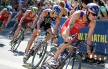 Le Français Vincent Luis (c) derrière l'Espagnol Mario Mola (d) lors du triathlon de Lausanne le 31 août 2019