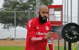 Le gardien Danilo Fernandes du club Internacional désinfecte des haltères avant une séance d'entraînement à Porto Alegre le 4 mai 2020.