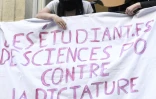 Des étudiants de Sciences-Po déploient une banderole devant l'entrée de la grande école le 18 avril 2018 à Paris