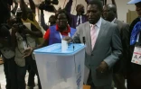 Le principal candidat de l'opposition angolaise, Isais Samakuva, vote à Luanda le 23 août 2017