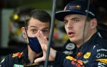 Le pilote Red Bull néerlandais Max Verstappen (à droite) avec un membre de son écurie le 8 avril 2022 sur le circuit de Melbourne en Australie