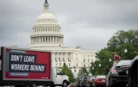 Un camion proclame "n'abandonnez pas les travailleurs", lors d'une manifestation syndicale le 17 juin 2020 devant le Capitole à Washington