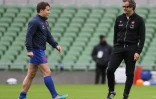 Le sélectionneur du XV de France, Fabien Galthié, plaisante avec le demi de mêlée, Antoine Dupont, lors de l'échauffement avant le match du Tournoi des Six nations contre l'Irlande, le 14 février 2021 à Dublin