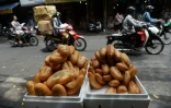 Des pains banh-mi vendus dans une rue de Hanoï, le 1er septembre 2016