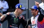 Johann Zarco (d) félicite son compatriote Fabio Quartararo pour sa pole au GP de Catalogne, à Montmelo, le 5 juin 2021