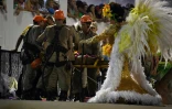 Evacuation d'une personne blessée dans un nouvel accident de char survenu lors du défilé des écoles de samba le 28 février 2017 à Rio de Janeiro 