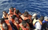 Des migrants secourus par des gardes-cotes libyens et la Croix Rouge italienne le 4 novembre 2016 en Méditerranée au large de la Libye