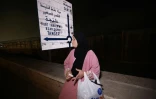 Une Marocaine attend des nouvelles d'un proche ayant traversé la frontière vers l'enclave espagnole de Ceuta, près de Fnideq, le 1er août 2026