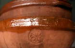 La cassole, plat en terre cuite où les ingrédients du cassoulet cuisent au four portant le sceau de l'Académie universelle du cassoulet, dans la cuisine de Jean-Claude Rodriguez, chef du restaurant Chateau Saint-Martin à Carcassonne, le 4 mars 2016
