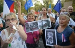 Des femmes brandissent des photos de l'invasion soviétique de 1968 le 21 août à Prague, en République tchèque
