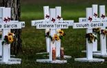 Des croix installées pour les victimes d'une fusillade dans une école d'Uvalde, au Texas, le 26 mai 2022