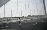 Un robot humanoïde lors du semi-marathon de Yizhuang, dans la banlieue de Pékin, le 19 avril 2026