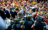 Les forces de l'ordre tentent de contenir les supporters lensois surexcités lors du match Lens-Lille au stade Bollaert, le 18 septembre 2021  