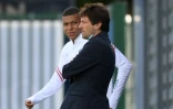 Le directeur sportif du Paris Saint-Germain Leonardo (à droite), limogé le 21 mai 2022, et la superstar Kylian Mbappé (à gauche) au centre d'entraînement du club le 28 août 2021 à Saint-Germain-en-Laye