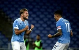 L'attaquant de la Lazio, Ciro Immobile (g), fĂŞte son but avec le milieu argentin Joaquin Correa lors du match de Serie A contre Brescia, Ă Rome, le 29 juillet 2020