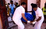 Des corps de victimes sont transportés hors de l'église Saint-Sébastien à Negombo (Sri Lanka), frappée par un attentat le 21 avril 2019