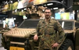 Le Lieutenant Peter devant un véhicule de  reconnaissance de la Bundeswehr, au stand de l'armée allemande, au plus grand salon de fitness au monde, la Fibo à Cologne (ouest), le 16 avril