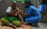 Une habitante de Chennai, en Inde, se fait vacciner contre le Covid-19 le 19 octobre 2021