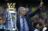L'entraîneur de Chelsea José Mourinho avec le trophée de champion d'Angleterre, le 24 mai 2015 à Stamford Bridge