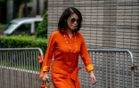 Teresa Lai, la femme de Jimmy Lai, arrive au tribunal de West Kowloon où se déroule le procès de son mari, le 28 août 2025 à Hong Kong